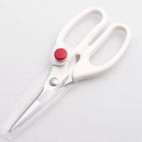 Kitchen scissor with blade cover
